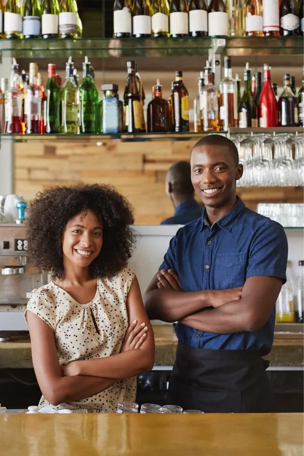Pequeno empreendedor MEI trabalhando — plano de saúde para MEI no Rio de Janeiro